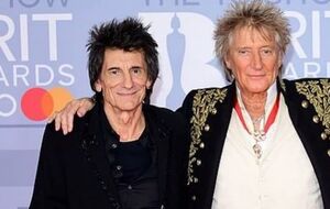 Две легенды – Ронни Вуд и Род Стюарт – на премии Brit Awards 2020