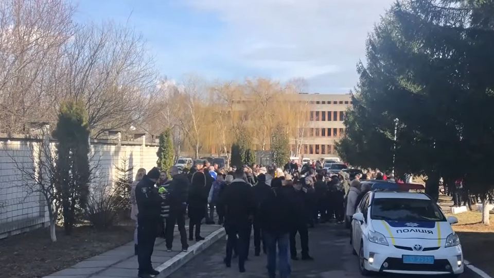Медики заявили, что вынуждены пойти на крайние меры, чтобы не допустить закрытия госпиталя на карантин