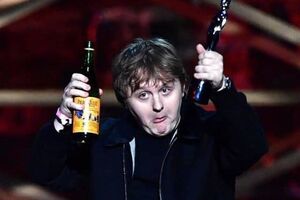 Британский певец Льюис Капальди подтвердил догадки зрителей о том, что во время награждения был пьян