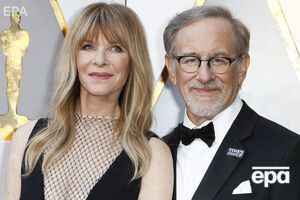 По словам Микаэлы, приемные родители Стивен Спилберг и Кейт Кэпшоу были "заинтригованы" новостью