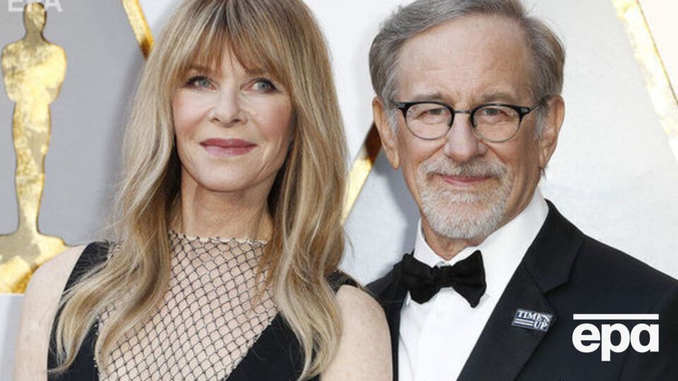 По словам Микаэлы, приемные родители Стивен Спилберг и Кейт Кэпшоу были "заинтригованы" новостью