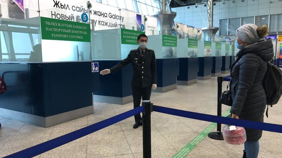 В аеропорту Алмати мають зійти двоє пасажирів