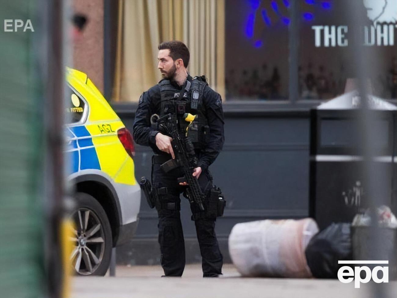 На место происшествия прибыли вооруженные силовики