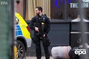 На место происшествия прибыли вооруженные силовики