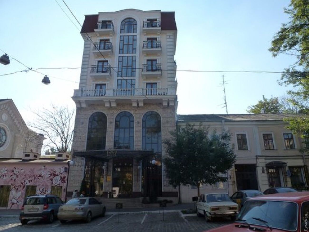 Правозащитники, опрошенные "Думской", считают, что администрация отеля нарушает украинское законодательство