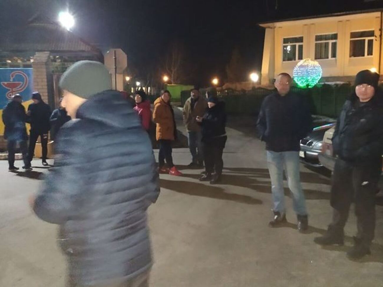 Всего на пикете присутствовало около 100 человек