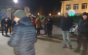 Всего на пикете присутствовало около 100 человек