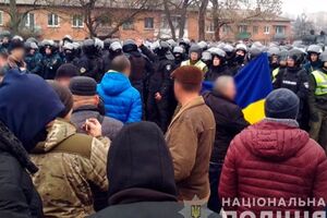 Поліцейські затримали більш ніж 10 осіб