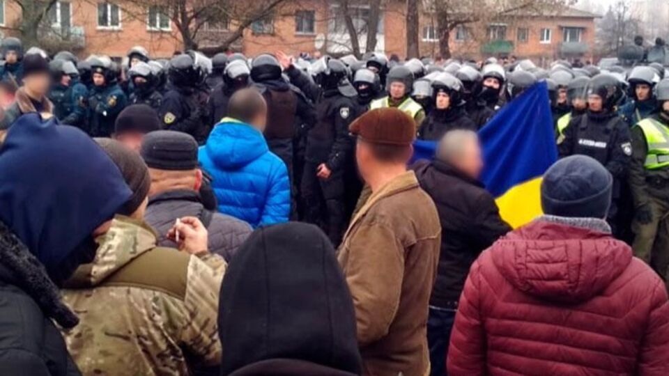 Поліцейські затримали більш ніж 10 осіб