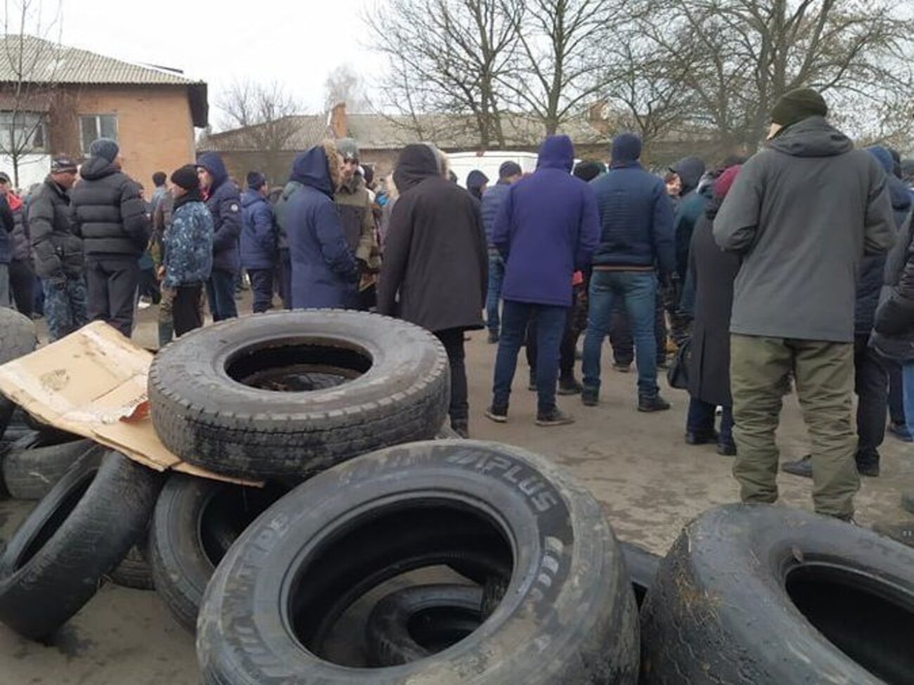 Люди принесли на мітинг шини