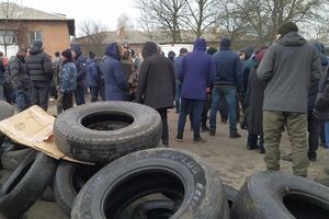 Люди принесли на митинг шины