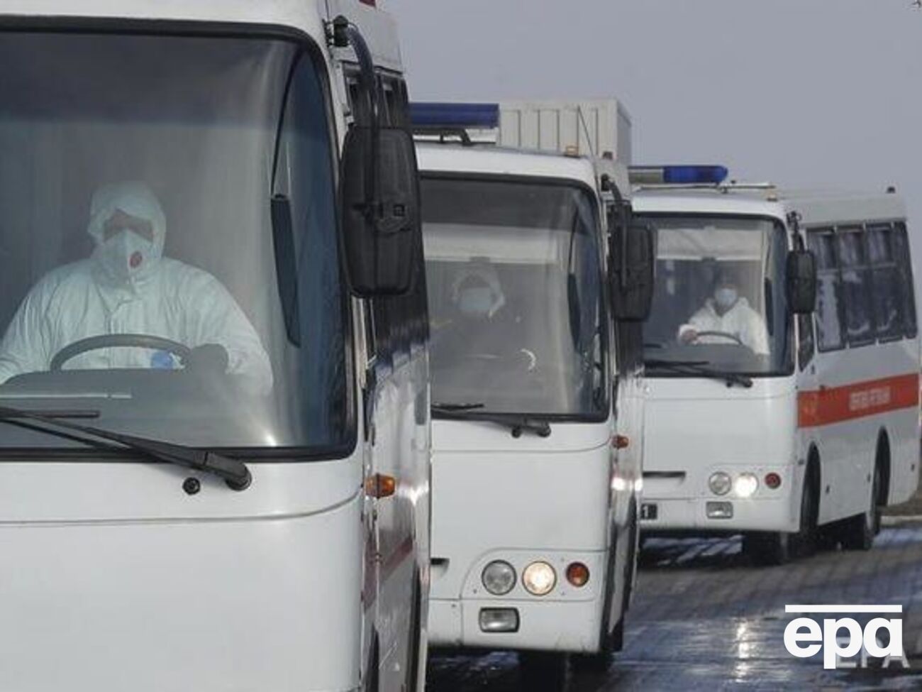 Эвакуированных людей везут автобусами из харьковского аэропорта в Новые Санжары