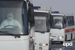 Эвакуированных людей везут автобусами из харьковского аэропорта в Новые Санжары