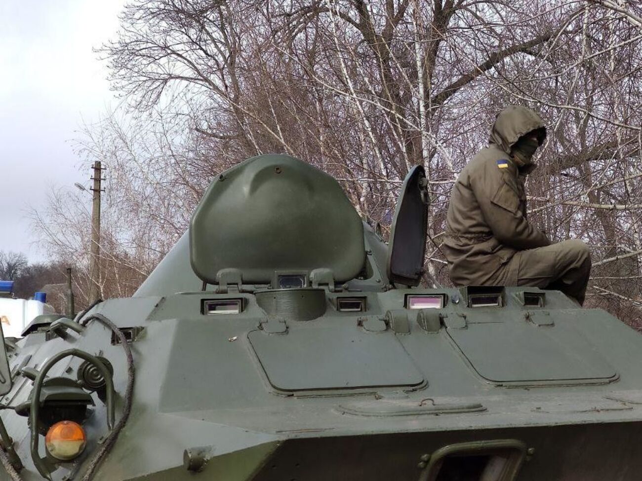 Шины и БТР. В Новых Санжарах протестуют против размещения эвакуированных из Китая граждан. Фоторепортаж