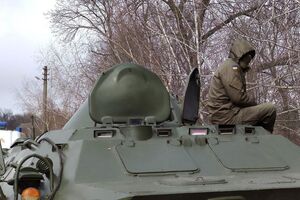 Шины и БТР. В Новых Санжарах протестуют против размещения эвакуированных из Китая граждан. Фоторепортаж