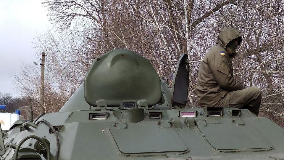 Шини і БТР. У Нових Санжарах протестують проти розміщення евакуйованих із Китаю громадян. Фоторепортаж