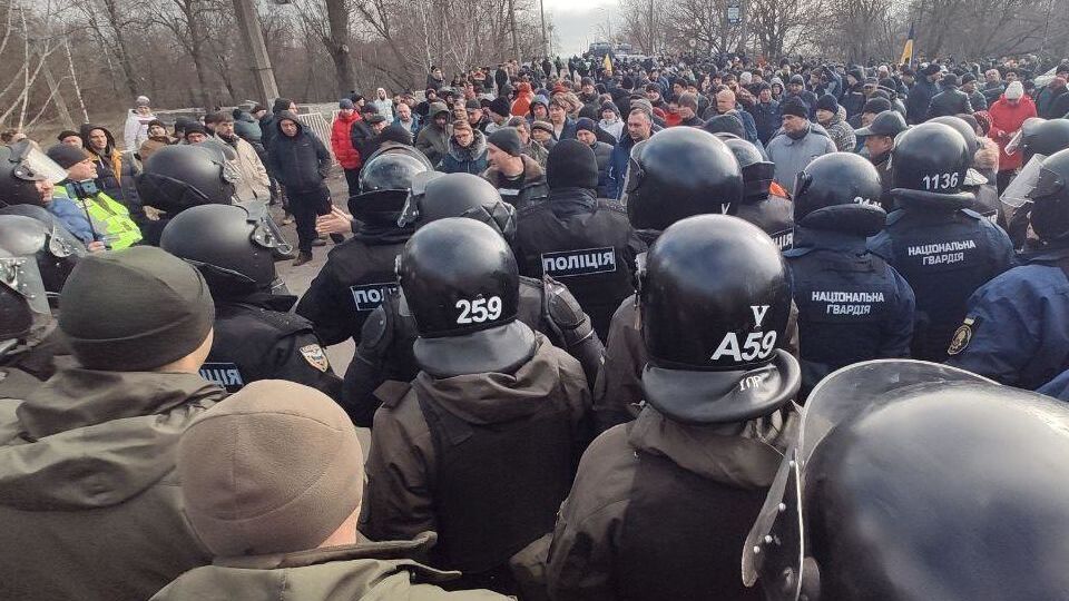 В Новых Санжарах протестуют против поселения эвакуированных в санатории на территории населенного пункта