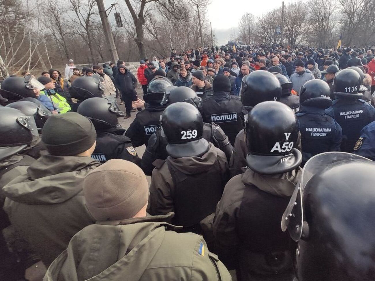 В Новых Санжарах протестуют против поселения эвакуированных в санатории на территории населенного пункта