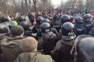 В Новых Санжарах протестуют против поселения эвакуированных в санатории на территории населенного пункта