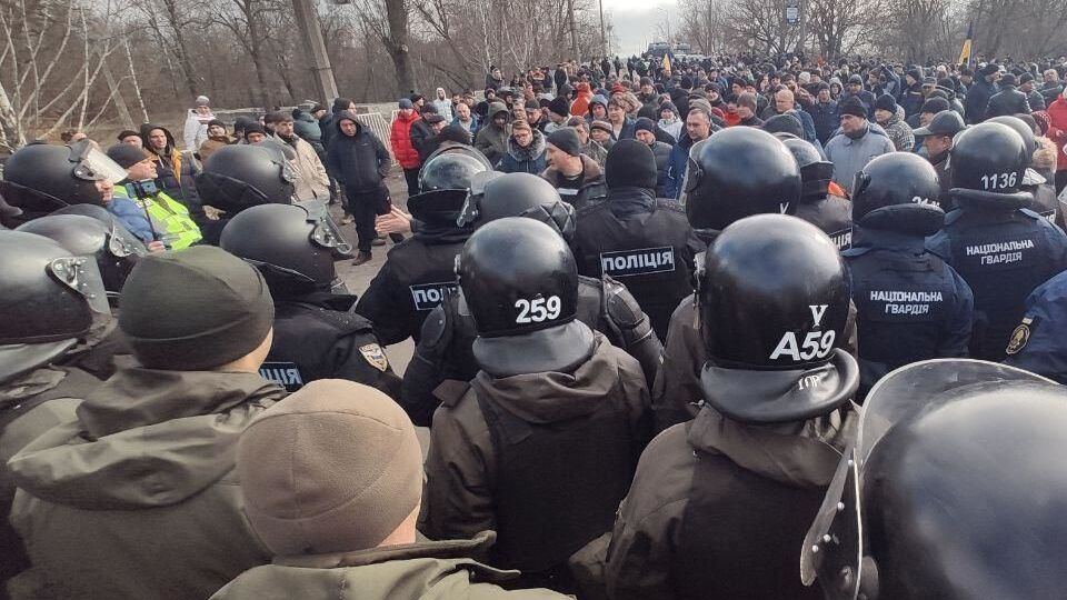 В Новых Санжарах протестуют против поселения эвакуированных в санатории на территории населенного пункта
