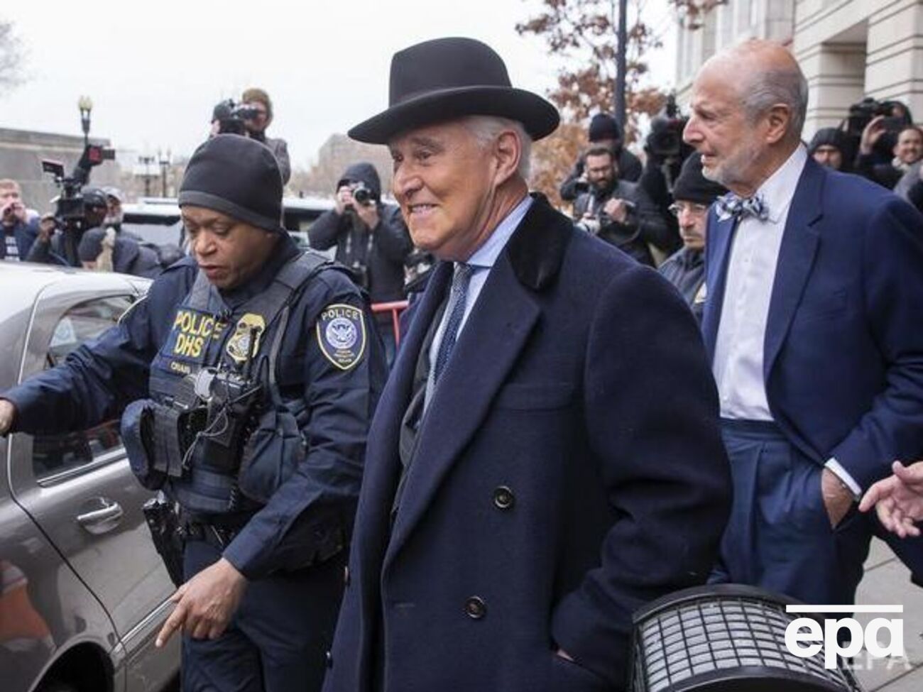 Стоуна (по центру) приговорили к 40 месяцам тюрьмы