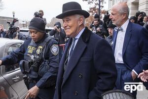 Стоуна (по центру) приговорили к 40 месяцам тюрьмы