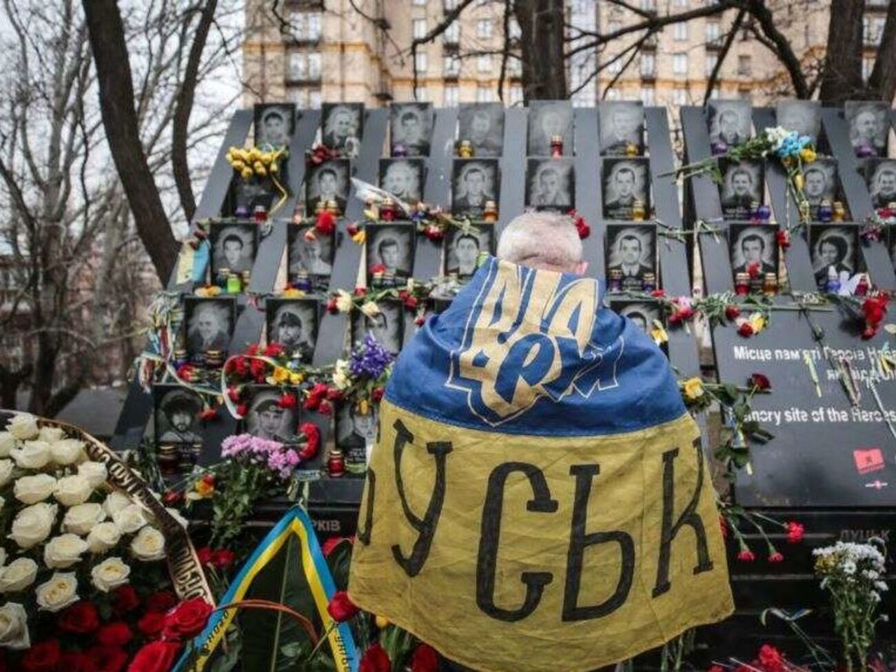 У Києві вшанували героїв Небесної сотні і запалили промені гідності. Фоторепортаж
