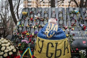 У Києві вшанували героїв Небесної сотні і запалили промені гідності. Фоторепортаж