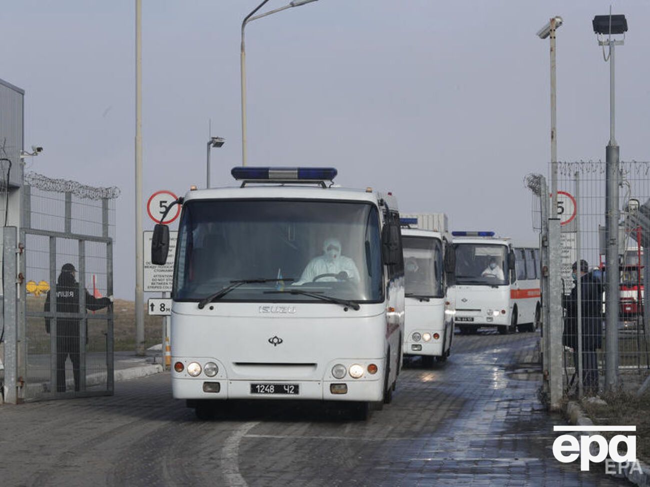 Автобусы с эвакуированными украинцами и иностранцами покидают аэропорт Харькова