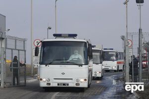 Автобусы с эвакуированными украинцами и иностранцами покидают аэропорт Харькова