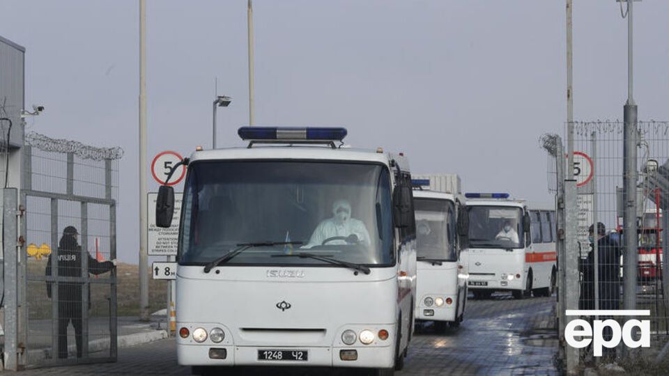 Автобуси з евакуйованими українцями та іноземцями покидають аеропорт Харкова
