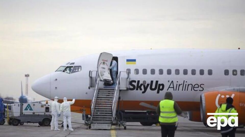 Украинцев и иностранцев доставили из Уханя в Харьков 20 февраля