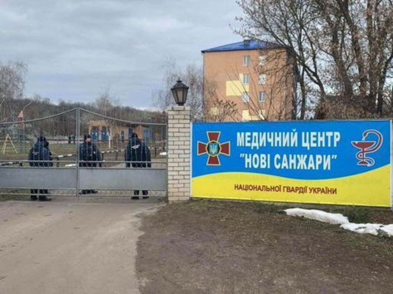 Цілодобово санаторій охороняють 200 поліцейських і нацгвардійців
