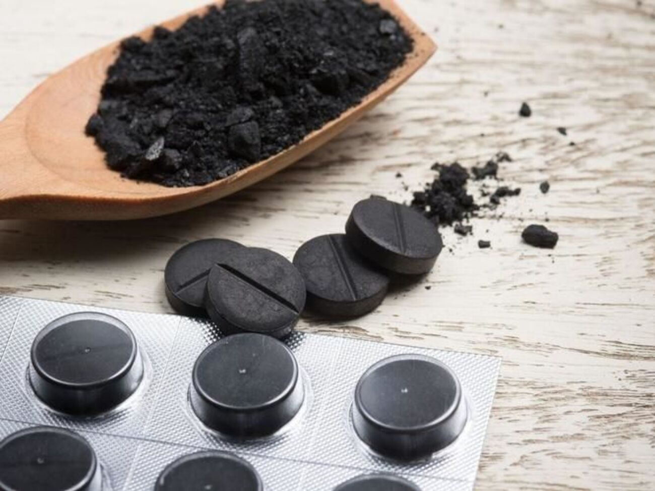 Помимо благотворного действия, уголь имеет побочный эффект