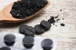 Помимо благотворного действия, уголь имеет побочный эффект