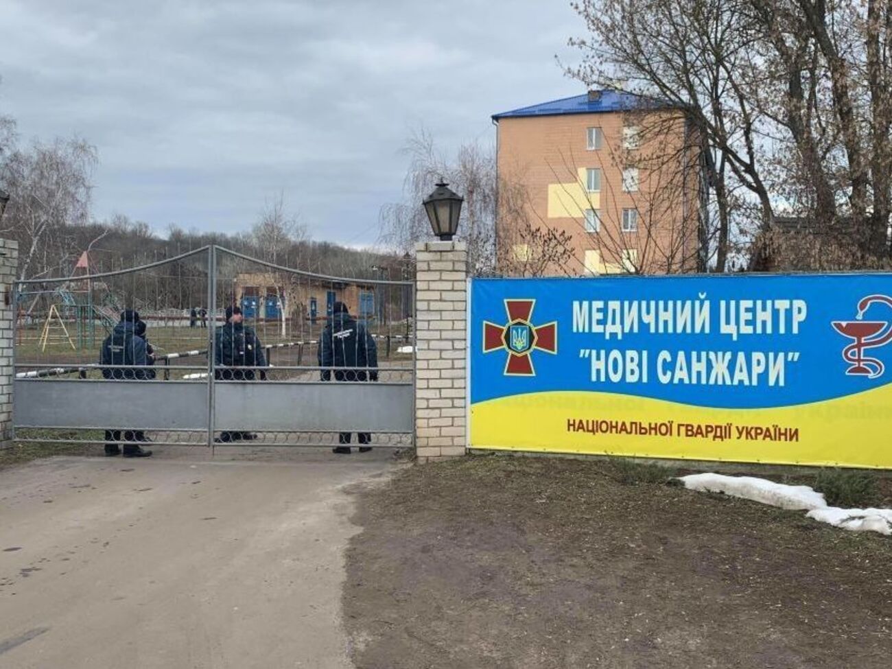 Эвакуированные украинцы и иностранцы находятся на карантине в санатории "Новые Санжары"