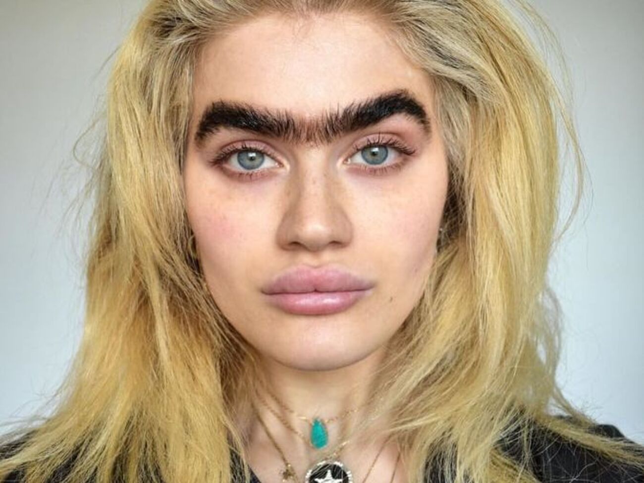 На своїй сторінці в Instagram модель декларує стиль "брови без пінцета"