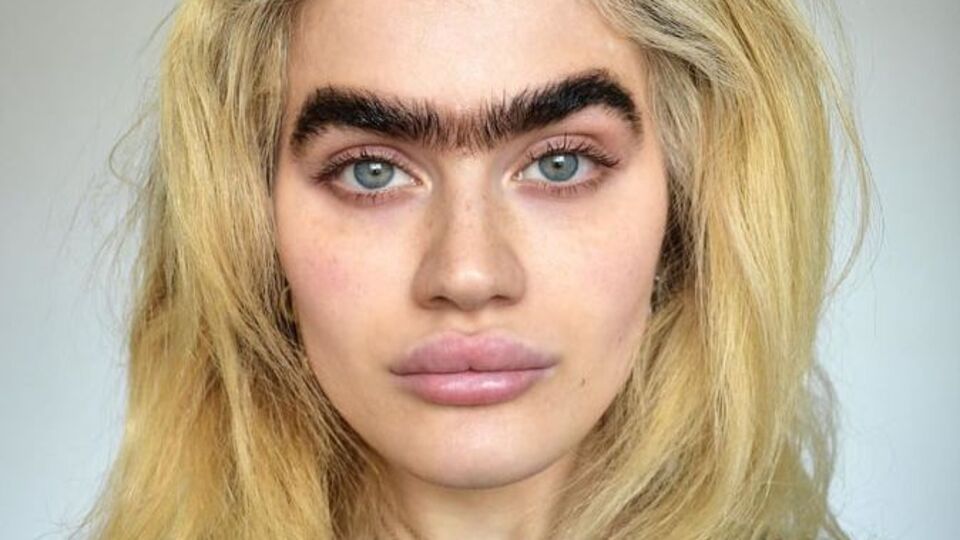На своїй сторінці в Instagram модель декларує стиль "брови без пінцета"