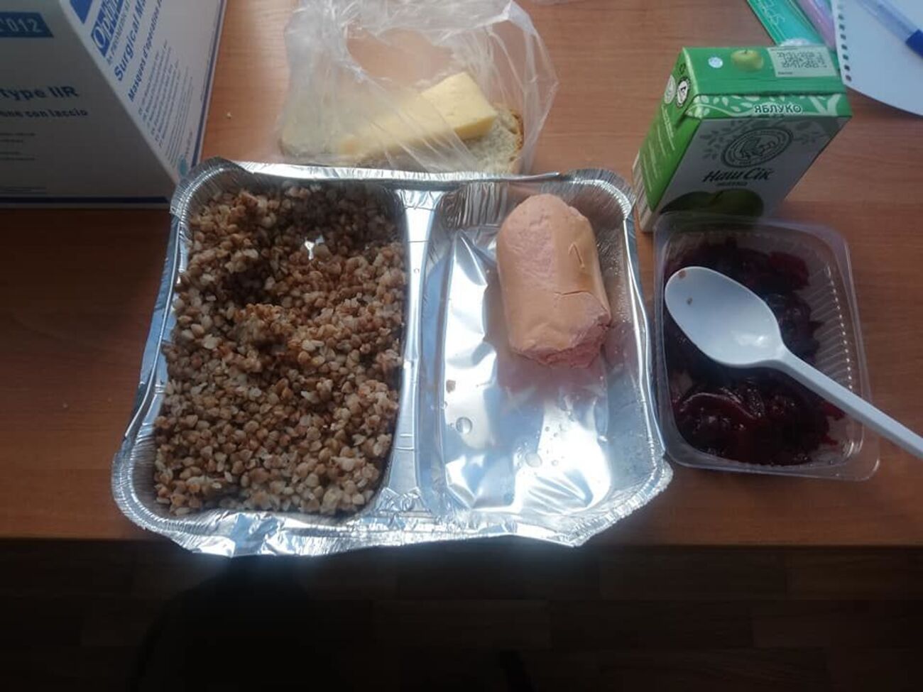 Махов показав, чим годують евакуйованих, і підкреслив, що продукти в санаторій можна передавати