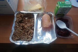 Махов показал, чем кормят эвакуированных, и подчеркнул, что продукты в санаторий можно передавать