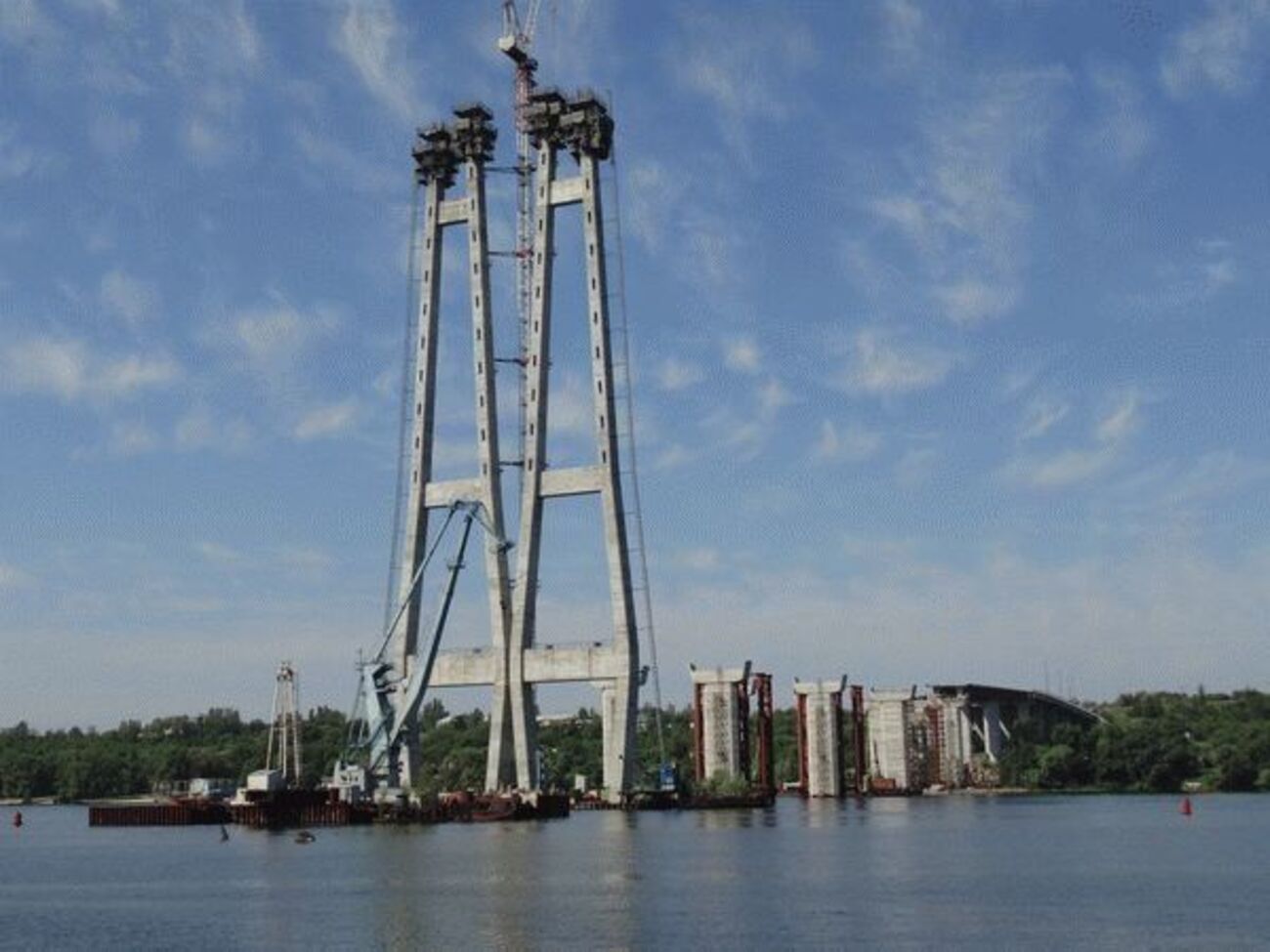 Міст будують із 2004 року