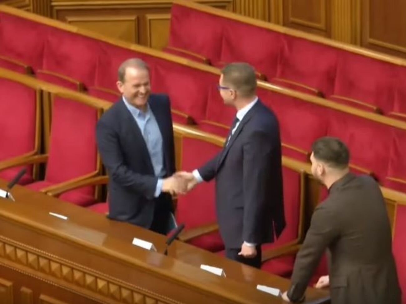 Медведук (на фото ліворуч) і Баканов віталися 5 лютого