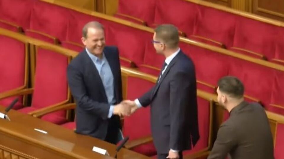 Медведук (на фото ліворуч) і Баканов віталися 5 лютого