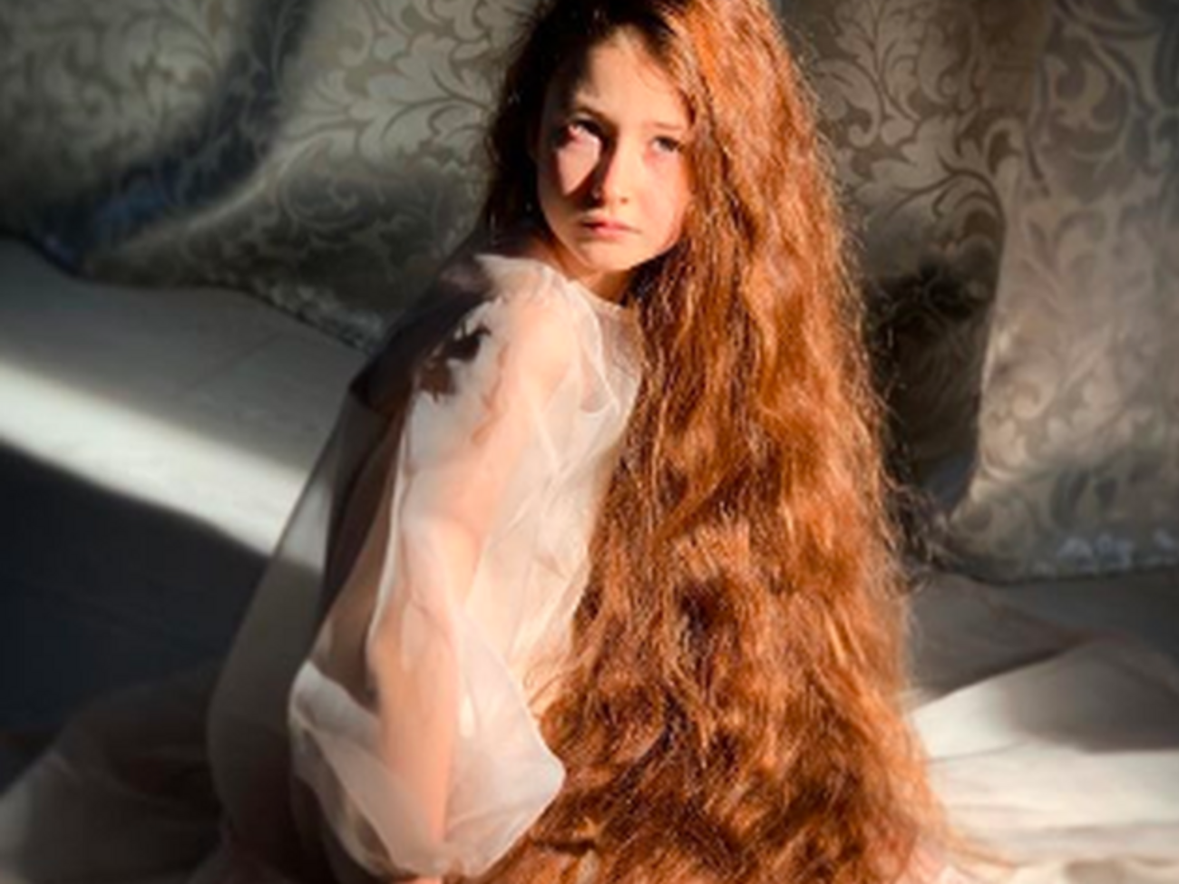 Эмилия пожертвовала волосы другому ребенку