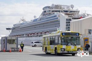 Пассажиры начали покидать лайнер 19 февраля