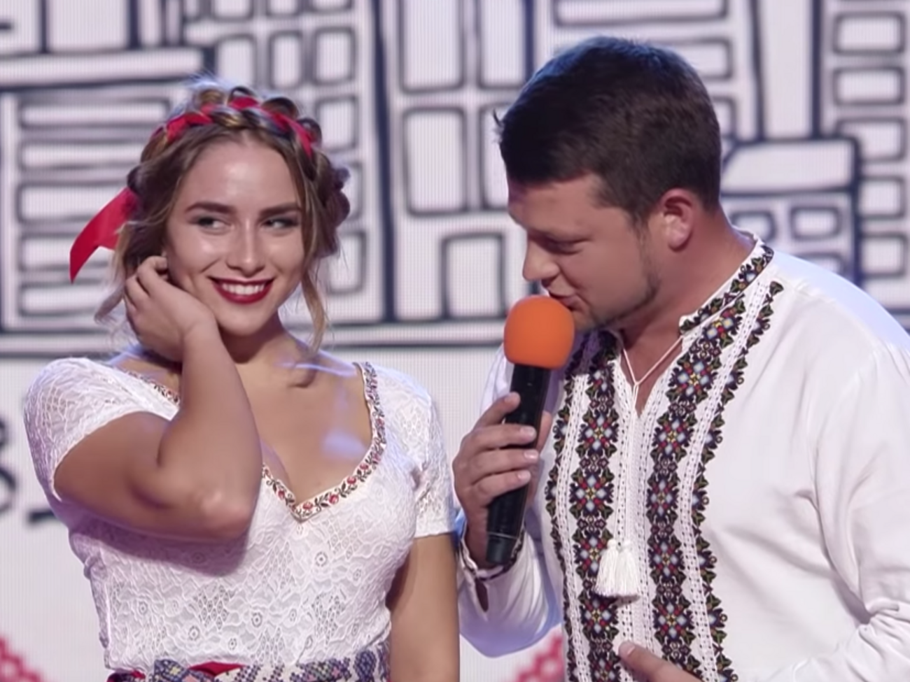 Гуменюк (справа) выступал в шоу "Лига смеха", которое выпускал "Квартал 95"