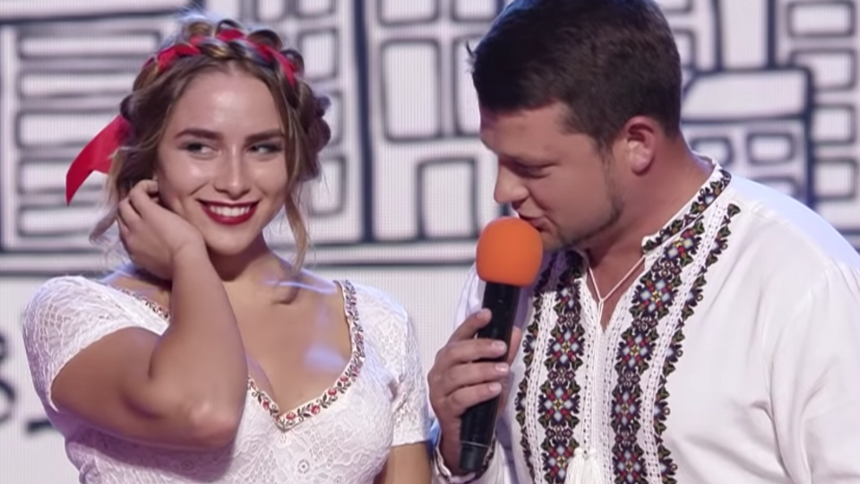 Гуменюк (справа) выступал в шоу "Лига смеха", которое выпускал "Квартал 95"