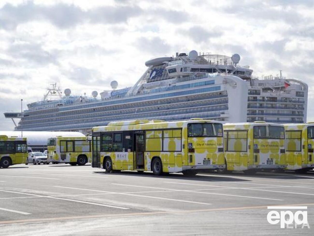 Diamond Princess стоит у берегов Японии