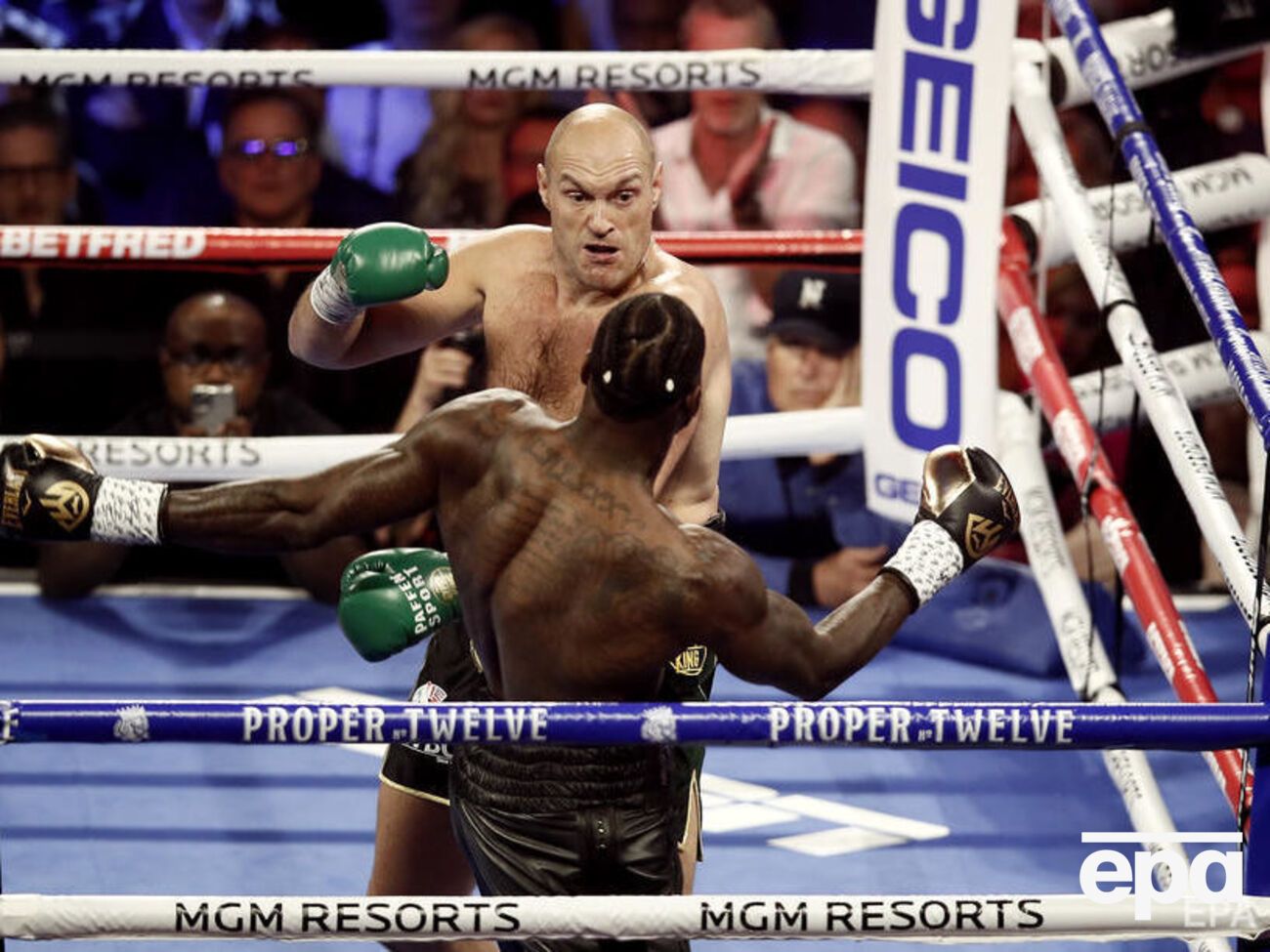 Ф'юрі здобув титул чемпіона світу в суперважкій вазі