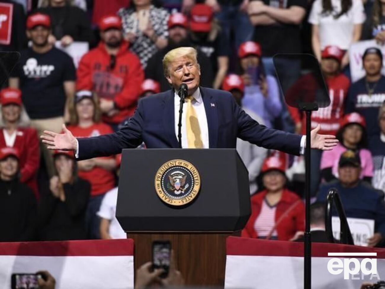 За даними співрозмовників видання, Трамп розраховує, що в Білому домі відрецензують мемуари Болтона